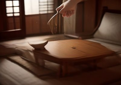 心理咨询室内两人对坐交谈，暖光营造信任感，探讨家庭关系与情感边界的场景